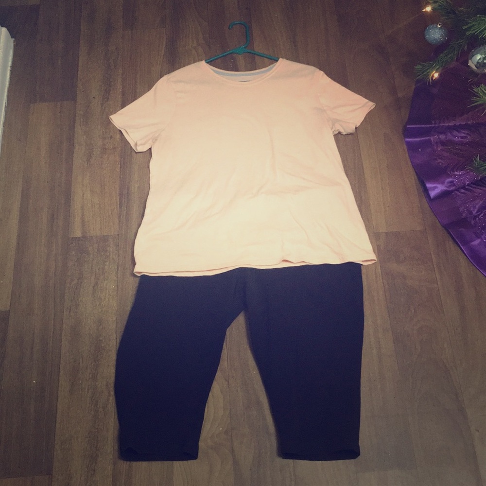 Woman’s tee & capris set